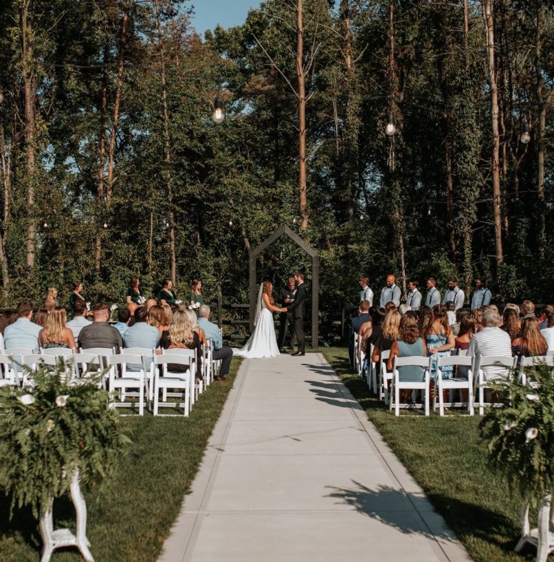 Revival Wedding Barn West Michigan Wedding Venues   5 4 